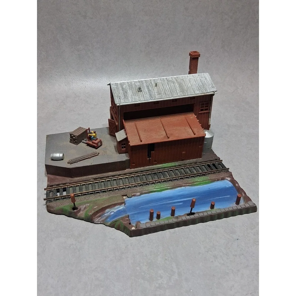 HO SCALE TRAIN SIDING FOREST LUMBER COMPANY DIORAMA BUILDING WORKING SWITCHES